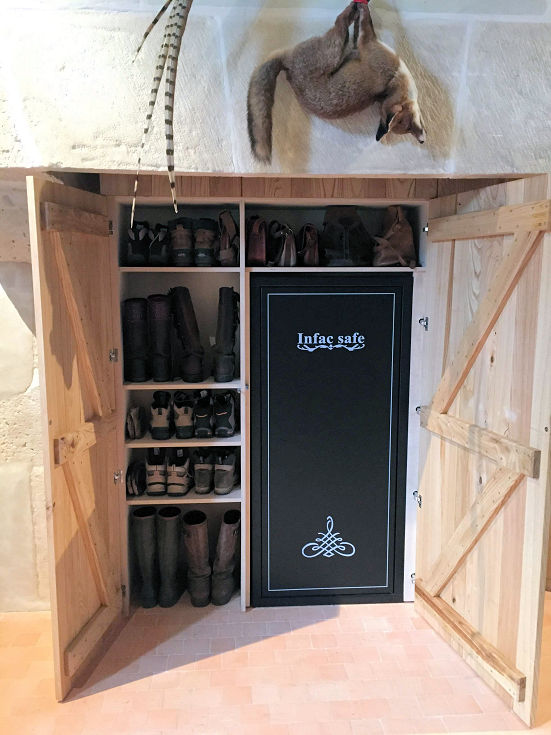 Placard en chataigner pour affaires de chasse integré dans une cheminée